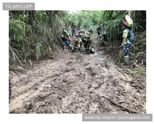 自行车越野赛泥地段上演惊险救车
